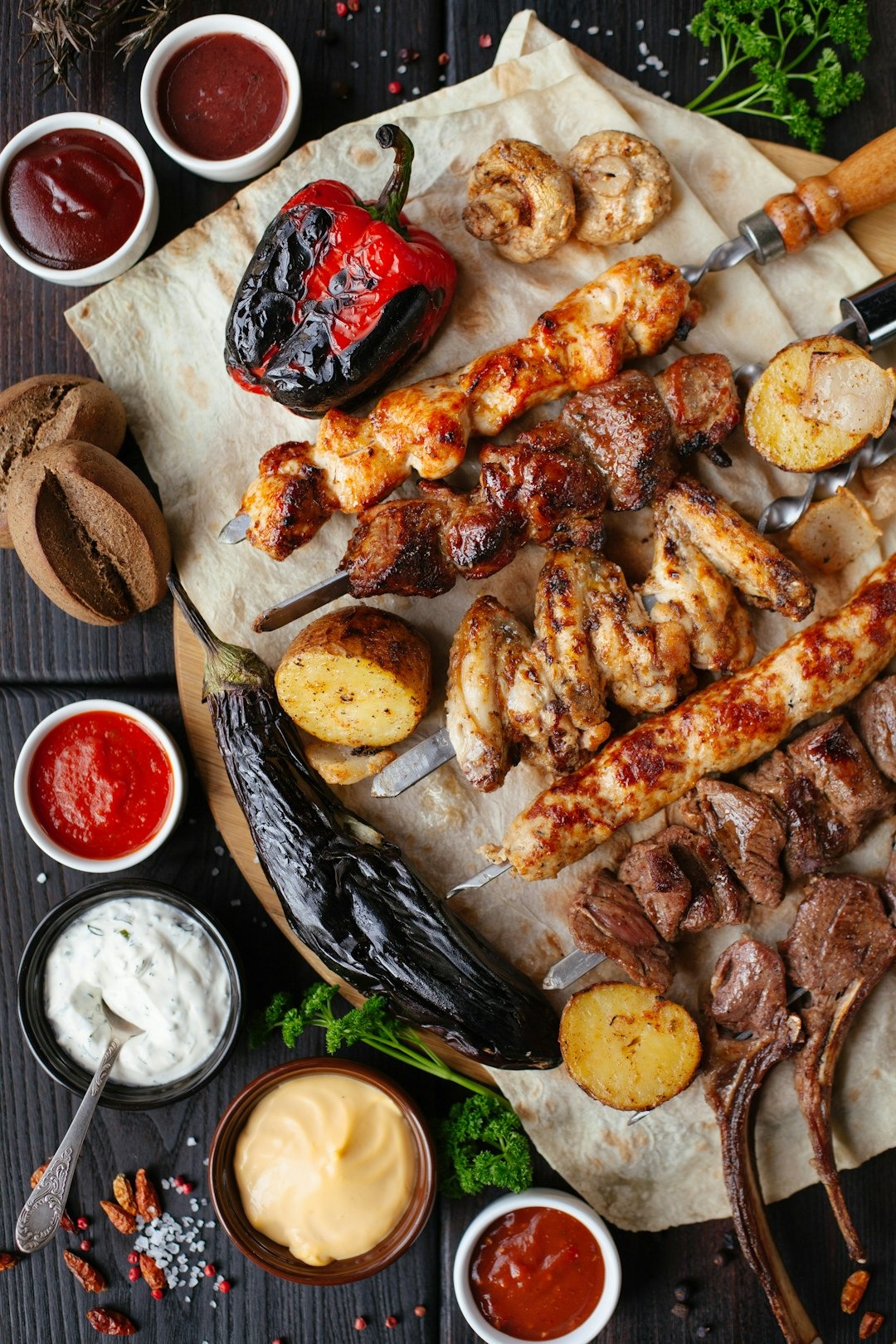 Frisch angerichtete Speisen vom Grill bei Hofgut Friedrich Catering